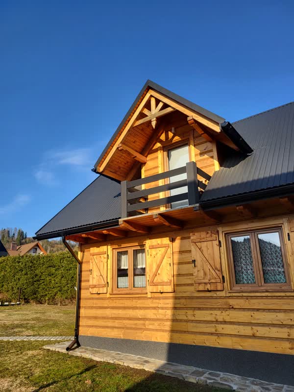 Domek drewniany pod błękitnym niebem