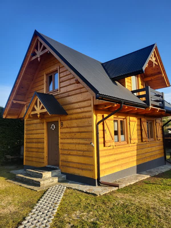 Domek drewniany z werandą