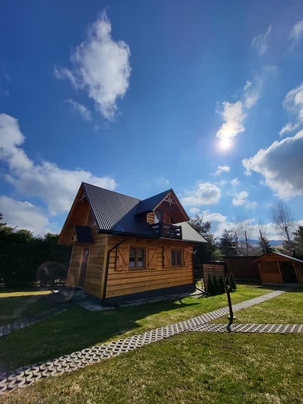 Domek drewniany pod chmurami